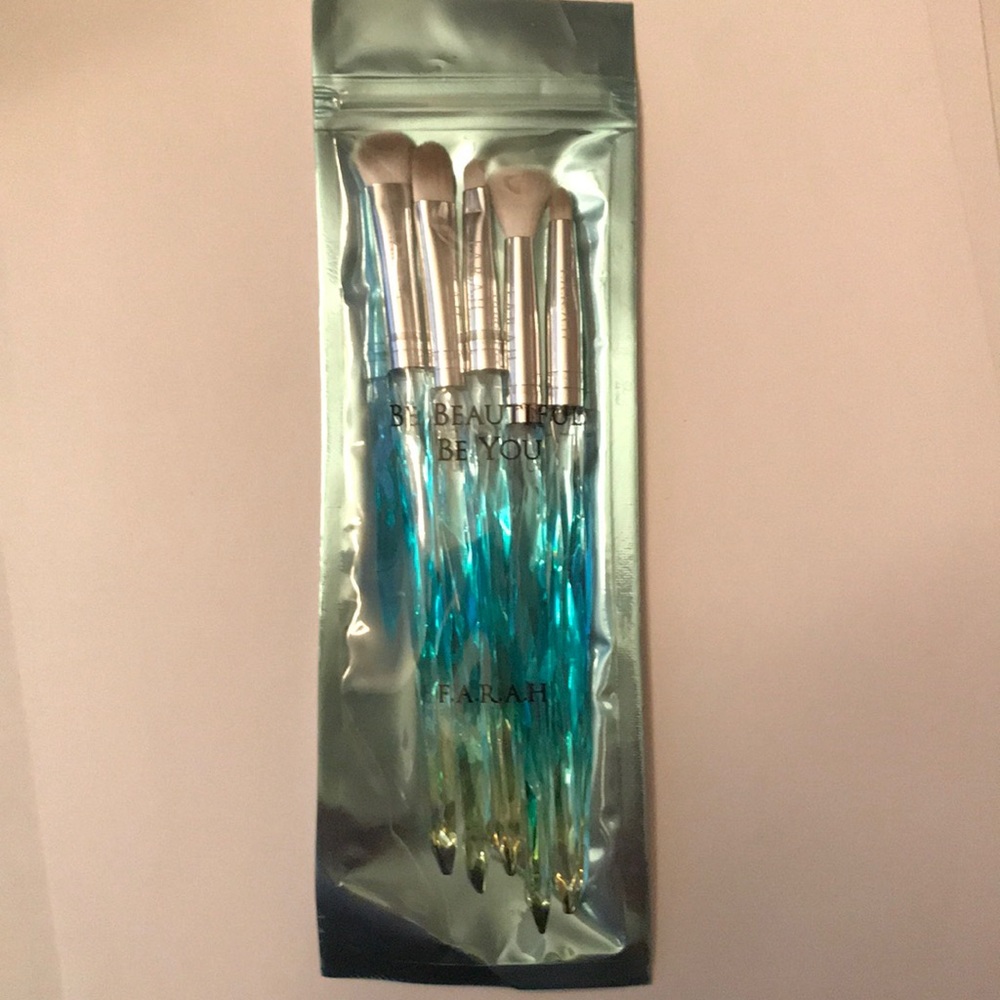 F.A.R.A.H. Show Me Magic brush set